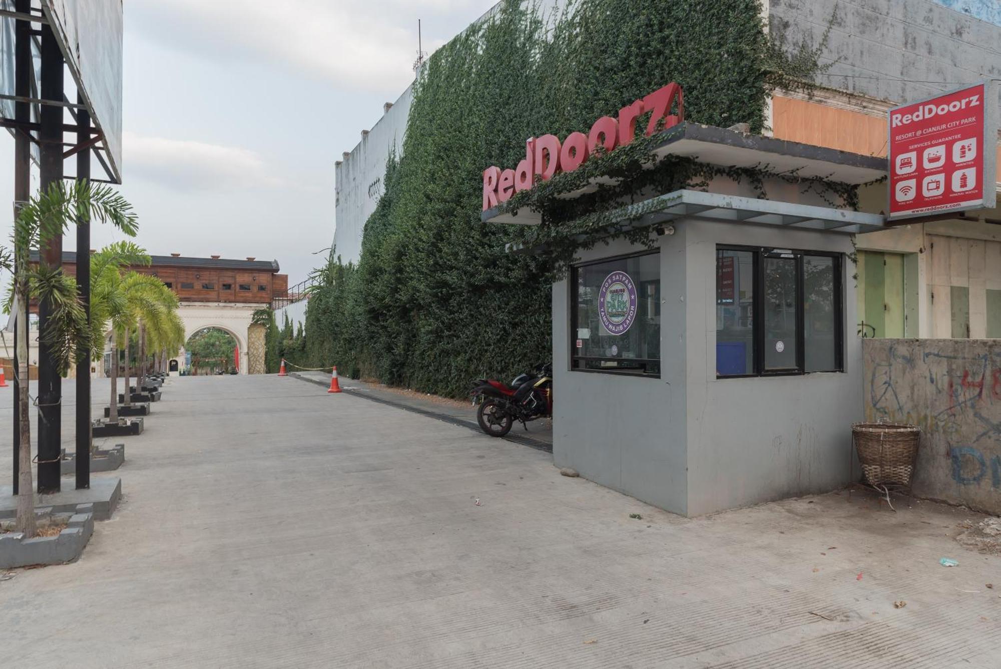 Urbanview Hotel Cianjur City Park By Reddoorz Экстерьер фото